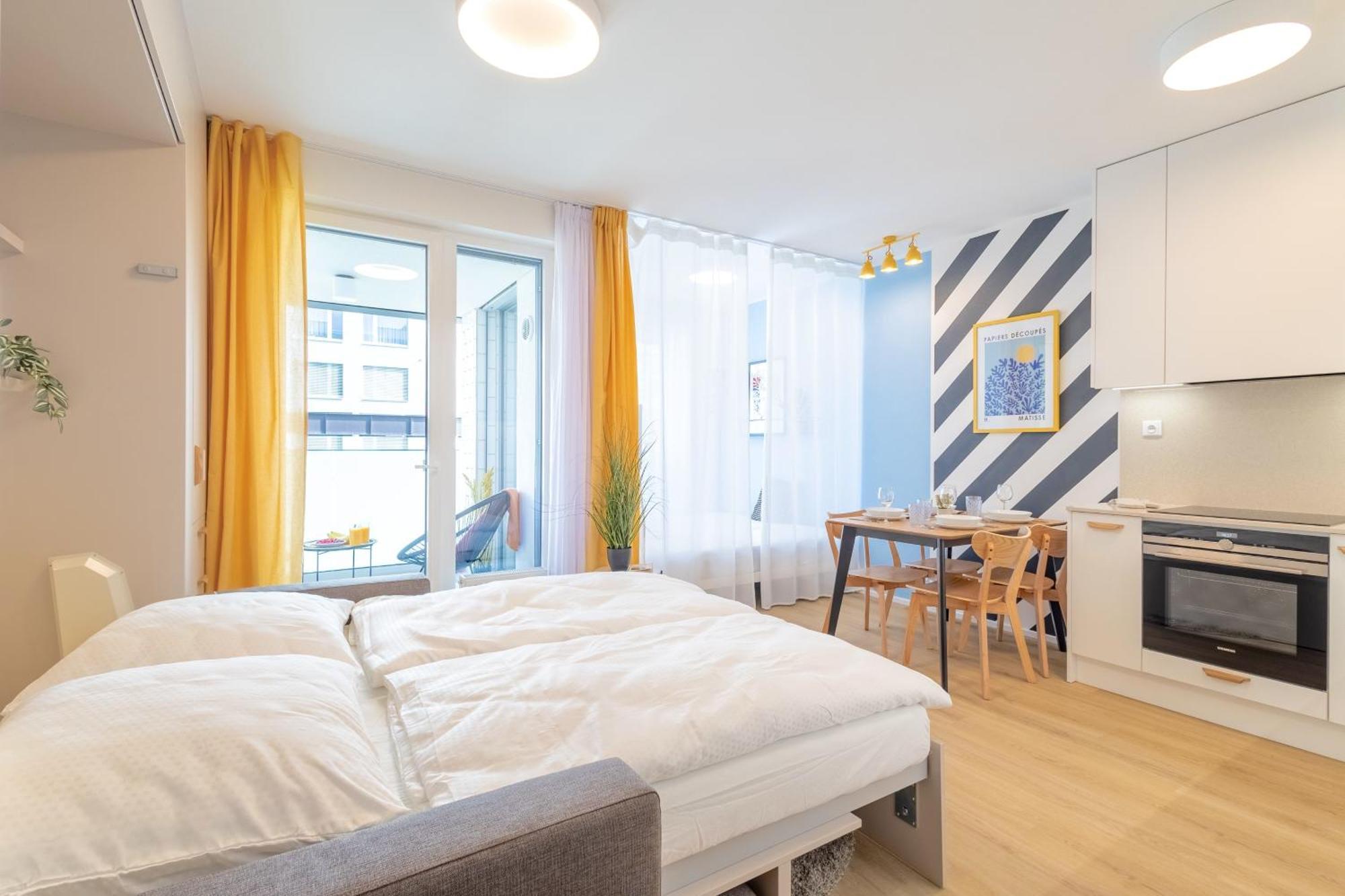 Yellow Apartment - Balcony, Free Parking, By Gravity Praha Bagian luar foto