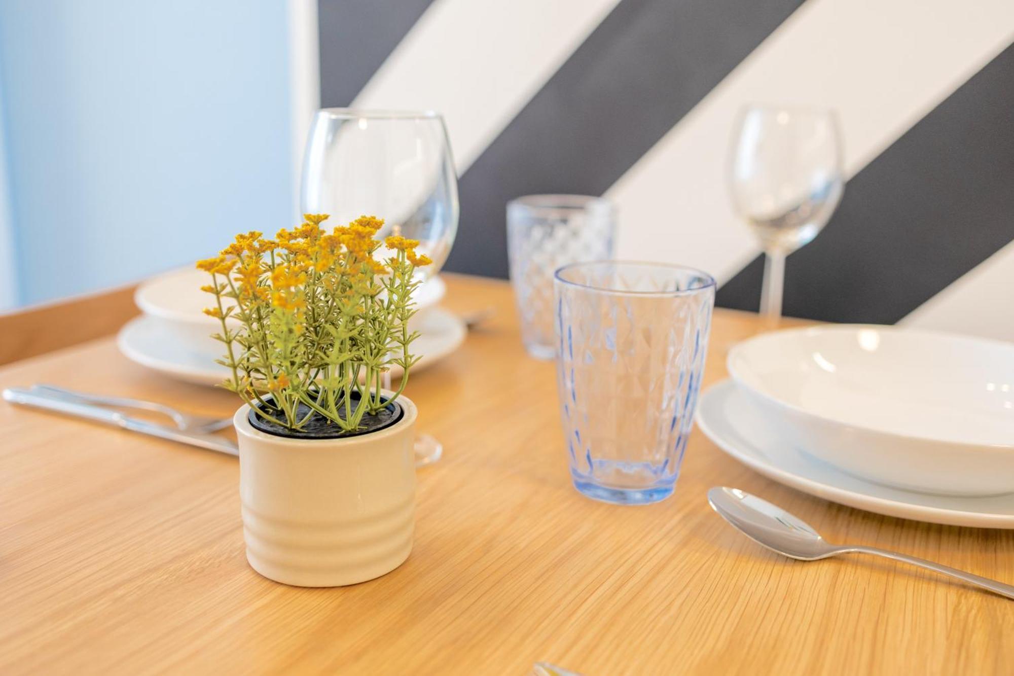 Yellow Apartment - Balcony, Free Parking, By Gravity Praha Bagian luar foto